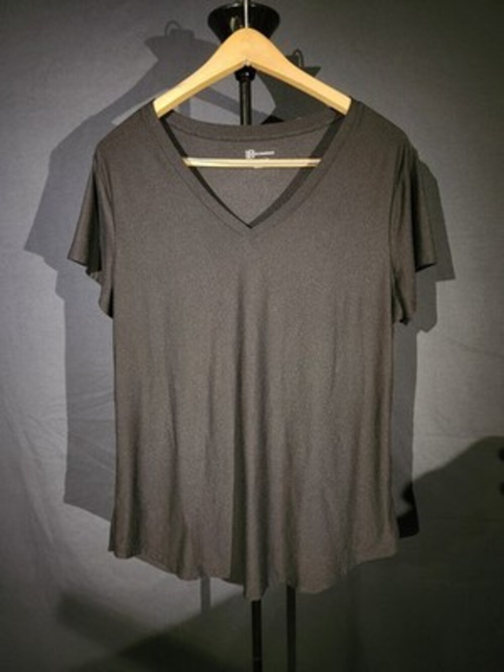 No Boundaries Women’s Black Activewear/Sleepwear V-Neck T-Shirt XXL/2XG 19 0133